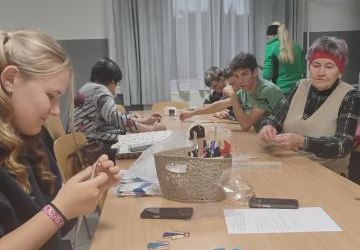 KOLOROWE ŚWIATŁO WSPÓŁPRACY – WARSZTATY WITRAŻU W CKIW OHP SZCZAWNICA–JABŁONKA