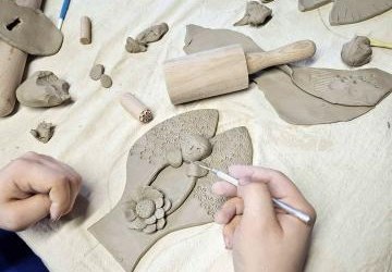 ANIOŁY Z GLINY – WYJĄTKOWE WARSZTATY ARTETERAPII W JABŁONCE