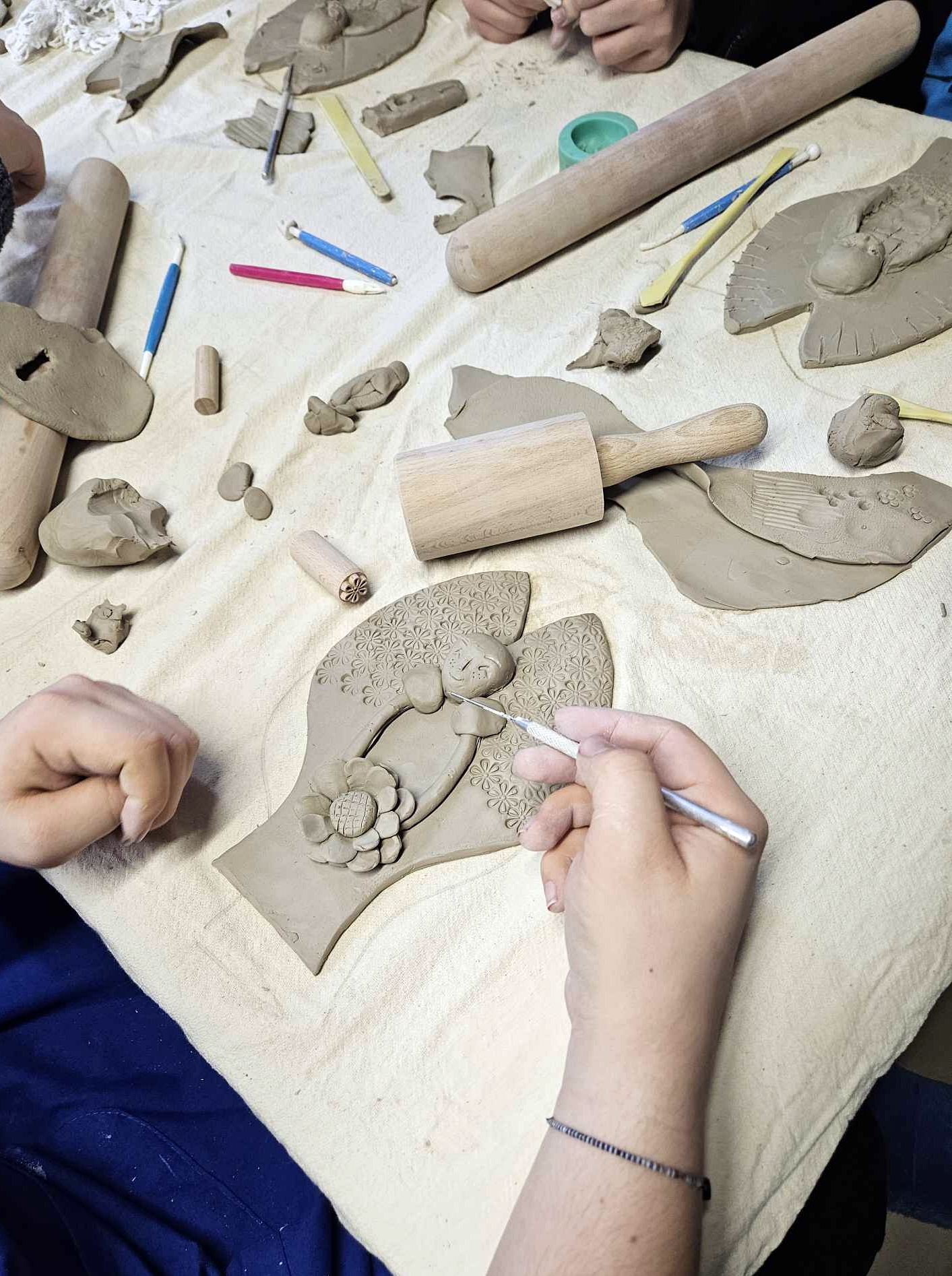 ANIOŁY Z GLINY – WYJĄTKOWE WARSZTATY ARTETERAPII W JABŁONCE