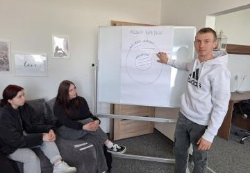 POZYTYWNE NASTAWIENIE – JAK RADZIĆ SOBIE Z EMOCJAMI W PRACY