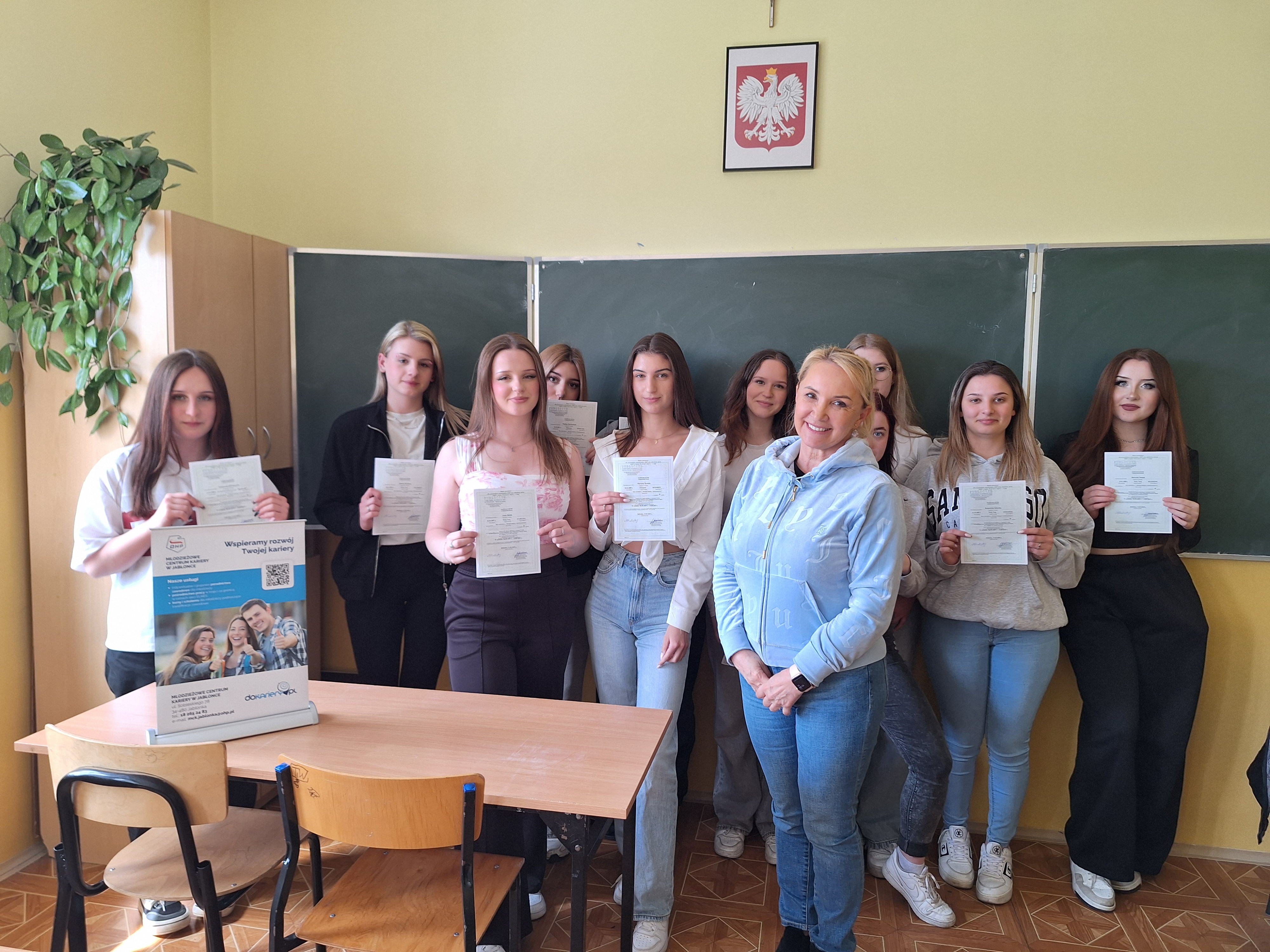 KROK KU NOWYM MOŻLIWOŚĆIOM ZAWODOWYM – KURS MAKIJAŻU DZIENNEGO I OKOLICZNOŚCIOWEGO
