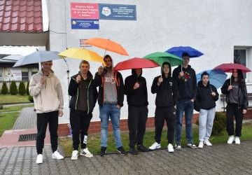 TURNIEJ PIŁKARZYKÓW – PASJA I DOBRA ZABAWA MIMO DESZCZU W JABŁONCE
