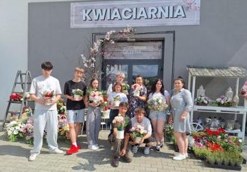 KREATYWNOŚĆ, TERAPIA I KWIATY – UDZIAŁ WYCHOWANKÓW CKIW OHP W ZAJĘCIACH FLORYSTYCZNYCH W JABŁONCE