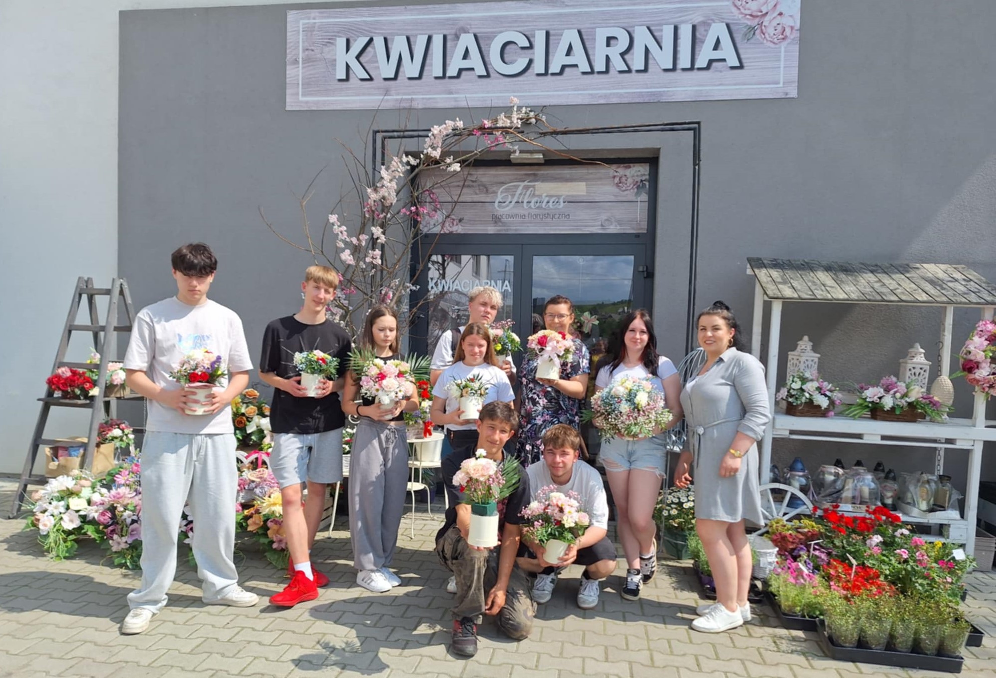 KREATYWNOŚĆ, TERAPIA I KWIATY – UDZIAŁ WYCHOWANKÓW CKIW OHP W ZAJĘCIACH FLORYSTYCZNYCH W JABŁONCE