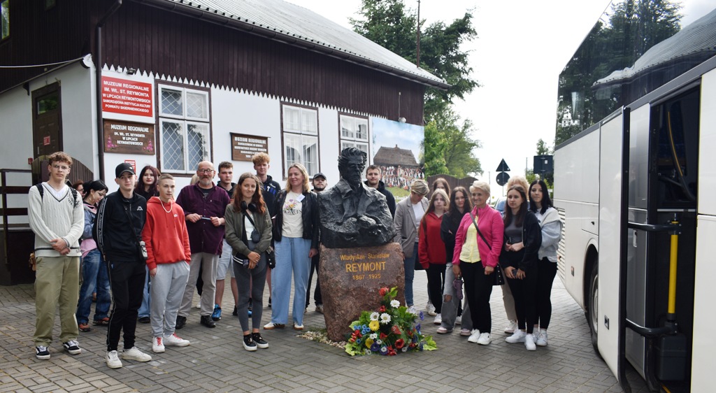 ŚLADAMI REYMONTA – KULINARNA I KULTURALNA PRZYGODA WYCHOWANKÓW Z JABŁONKI W DOBIESZKOWIE