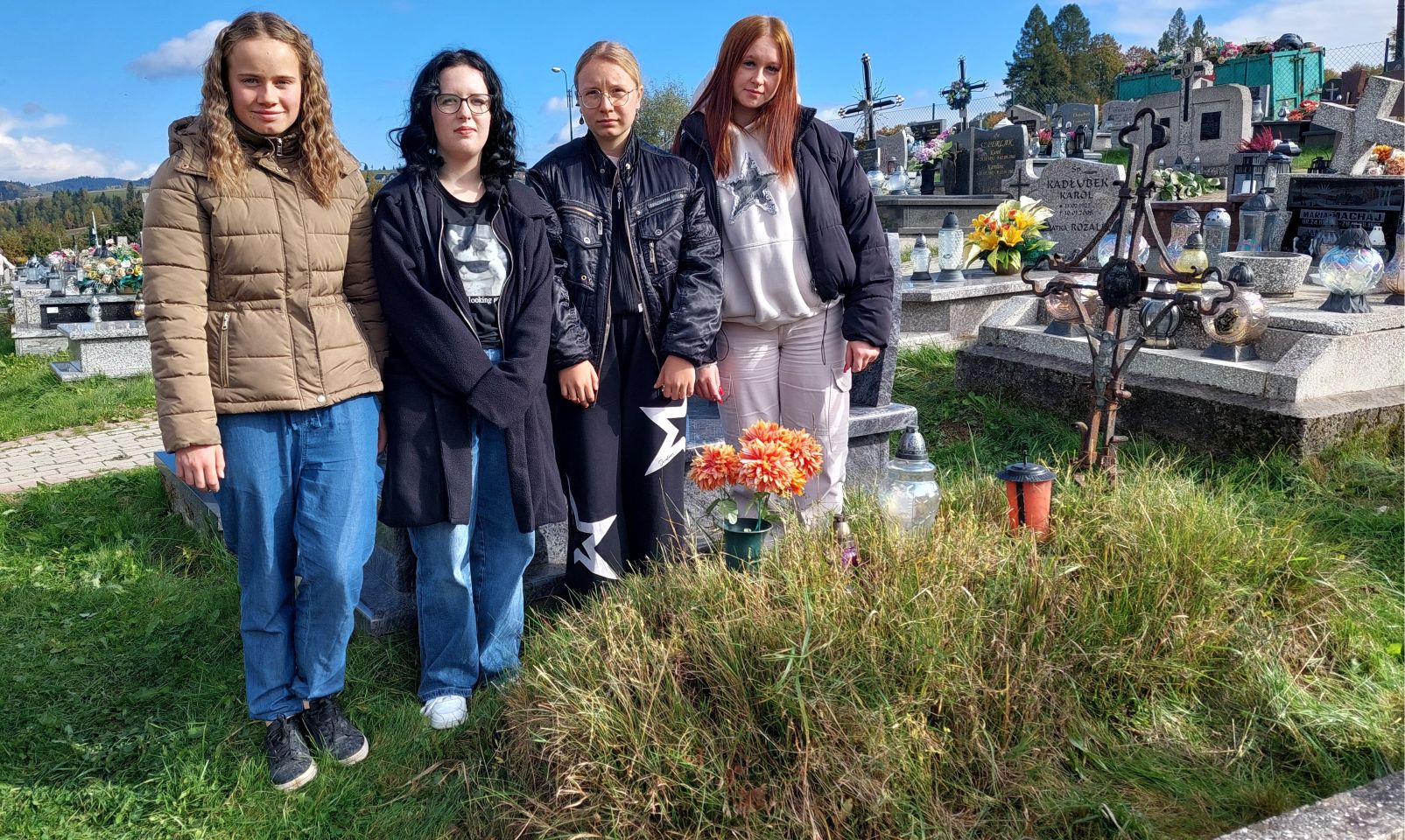 INICJATYWA RADY MŁODZIEŻY: WYJŚCIE NA CMENTARZ, POSPRZATANIE GROBÓW I ZAPALENIE ZNICZY