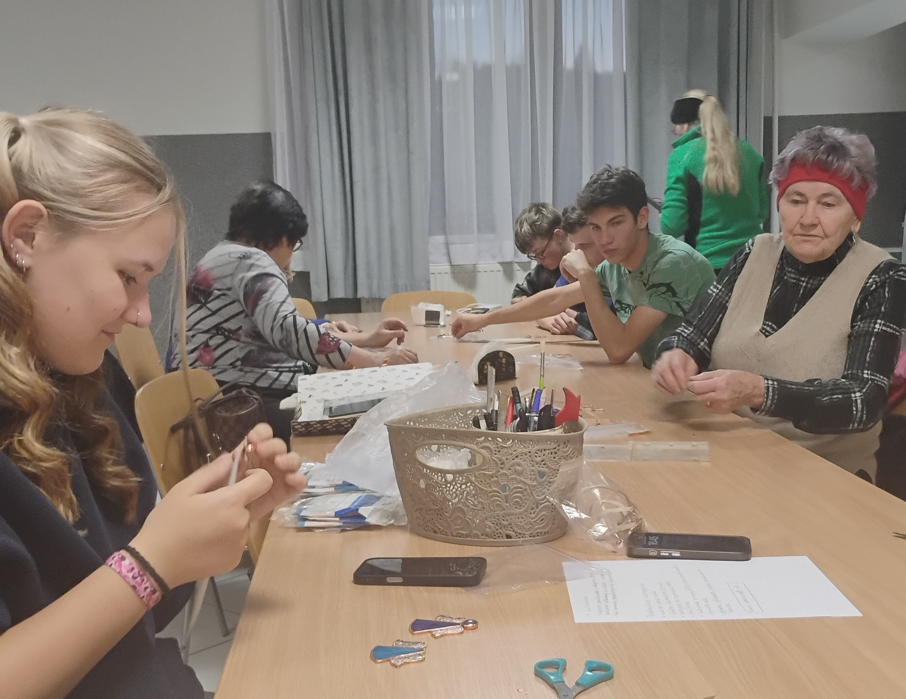 KOLOROWE ŚWIATŁO WSPÓŁPRACY – WARSZTATY WITRAŻU W CKIW OHP SZCZAWNICA–JABŁONKA