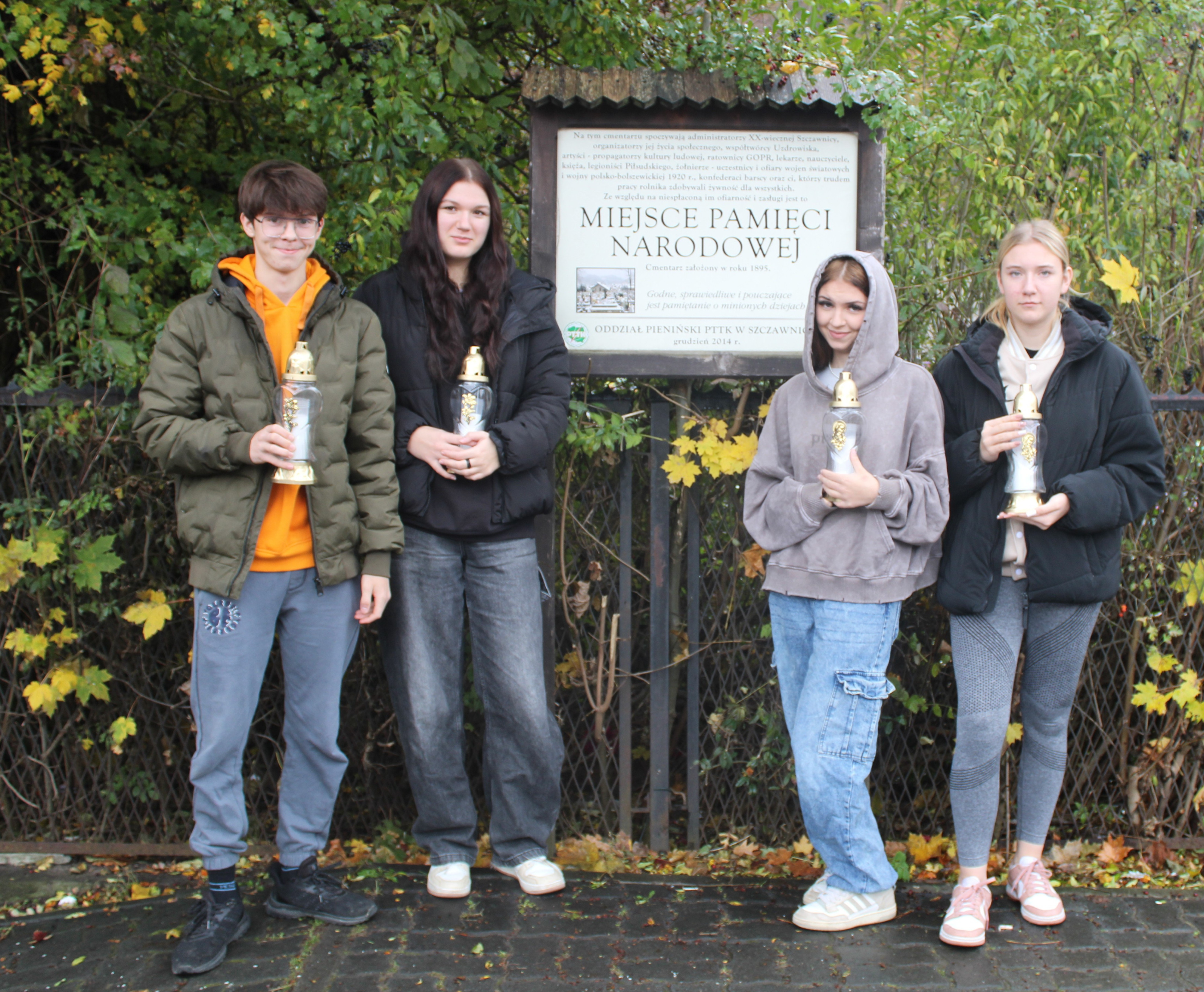 WYCHOWANKOWIE CKIW OHP W SZCZAWNICY–JABŁONCE  Z WIZYTĄ  NA CMENTARZU