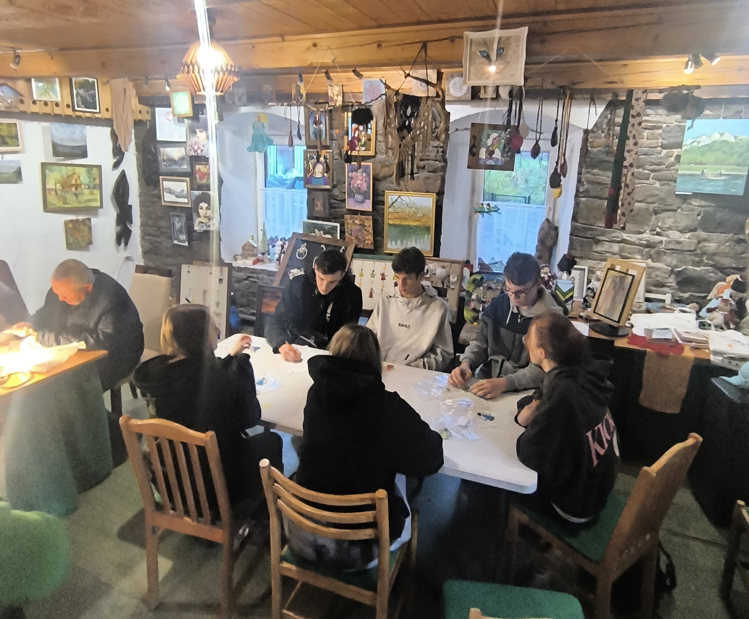 KREATYWNE POŁĄCZENIE POKOLEŃ – LUTOWANIE WITRAŻY