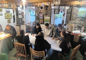 KREATYWNE POŁĄCZENIE POKOLEŃ – LUTOWANIE WITRAŻY