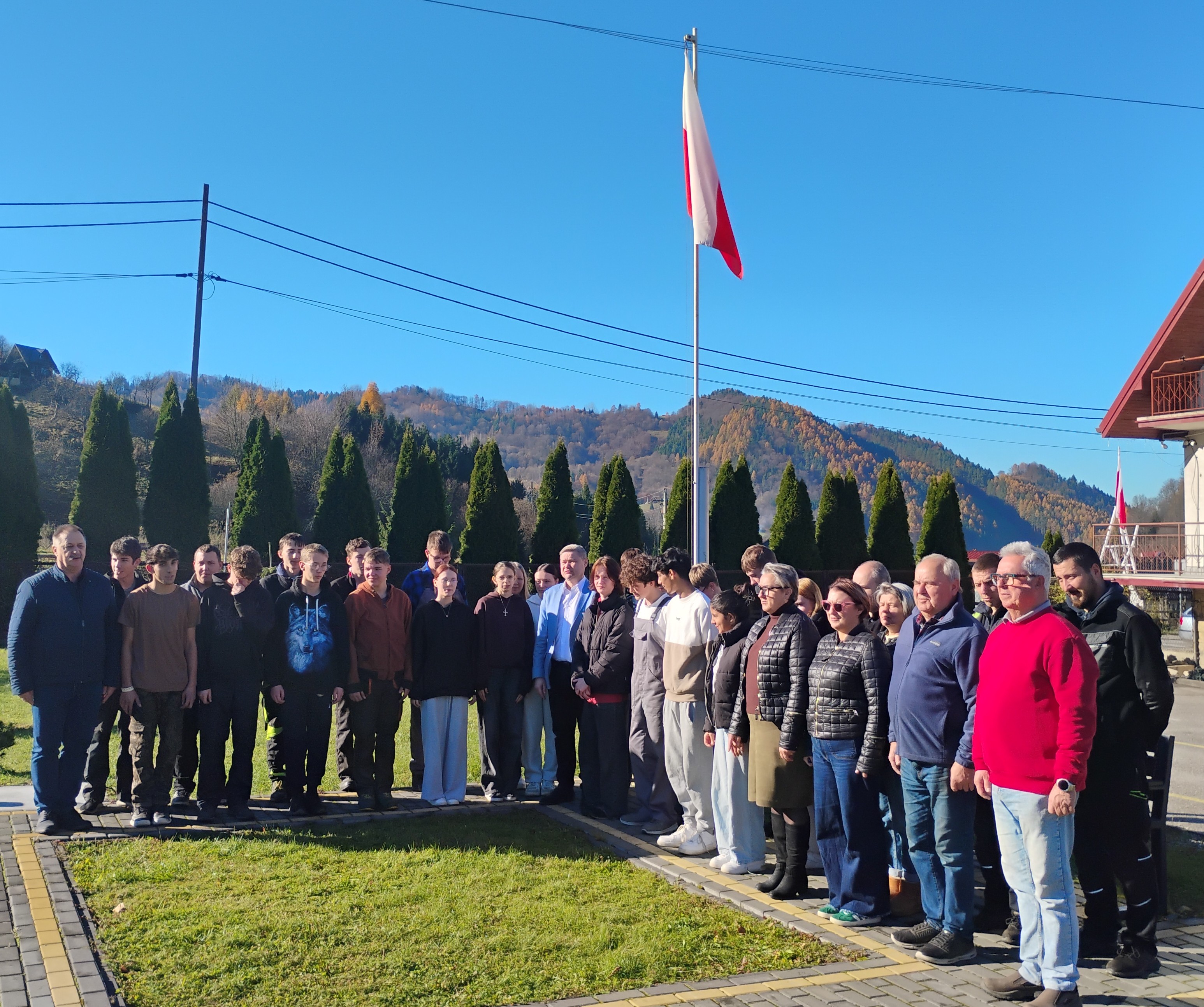 WSPÓLNE ODŚPIEWANIE HYMNU W CENTRUM KSZTAŁCENIA I WYCHOWANIA OHP