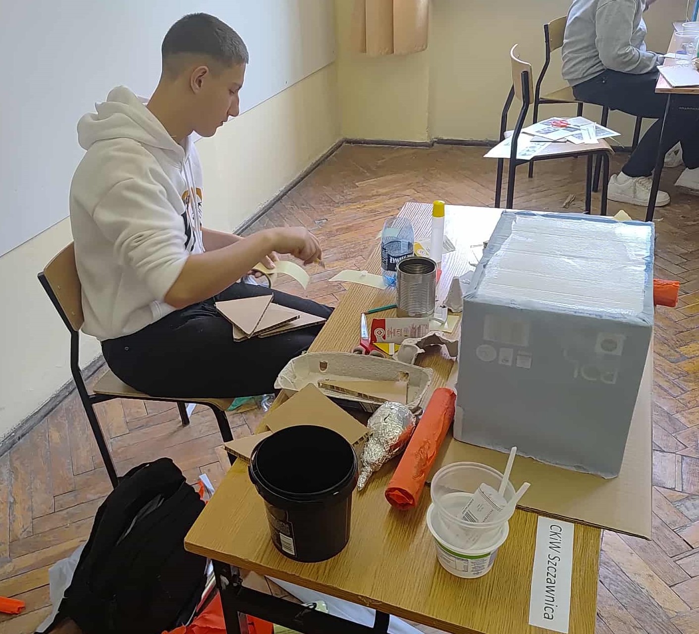 ZAMEK DLA PTAKÓW Z RECYKLINGU