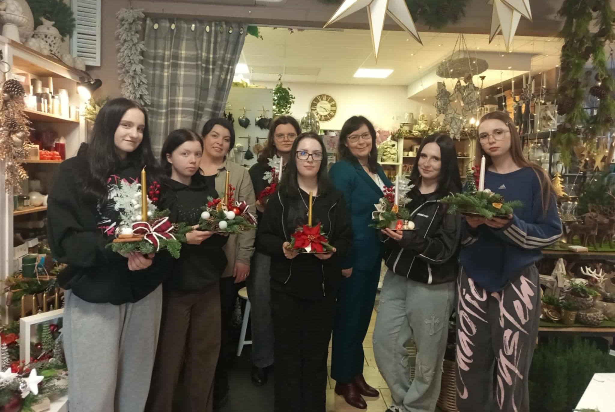 ŚWIĄTECZNA ARTETERAPIA  W PRACOWNI FLORYSTYCZNEJ