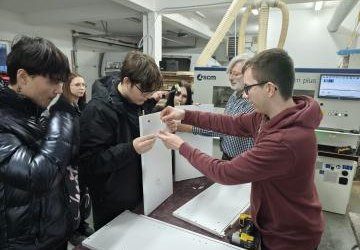 DREWNO, PASJA I ARTETERAPIA – INSPIRUJĄCE ZAJĘCIA W ALMIRO