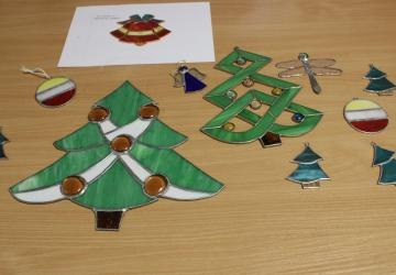 KOLOROWE ŚWIĘTA W WITRAŻU – MIĘDZYPOKOLENIOWE TWORZENIE OZDÓB!