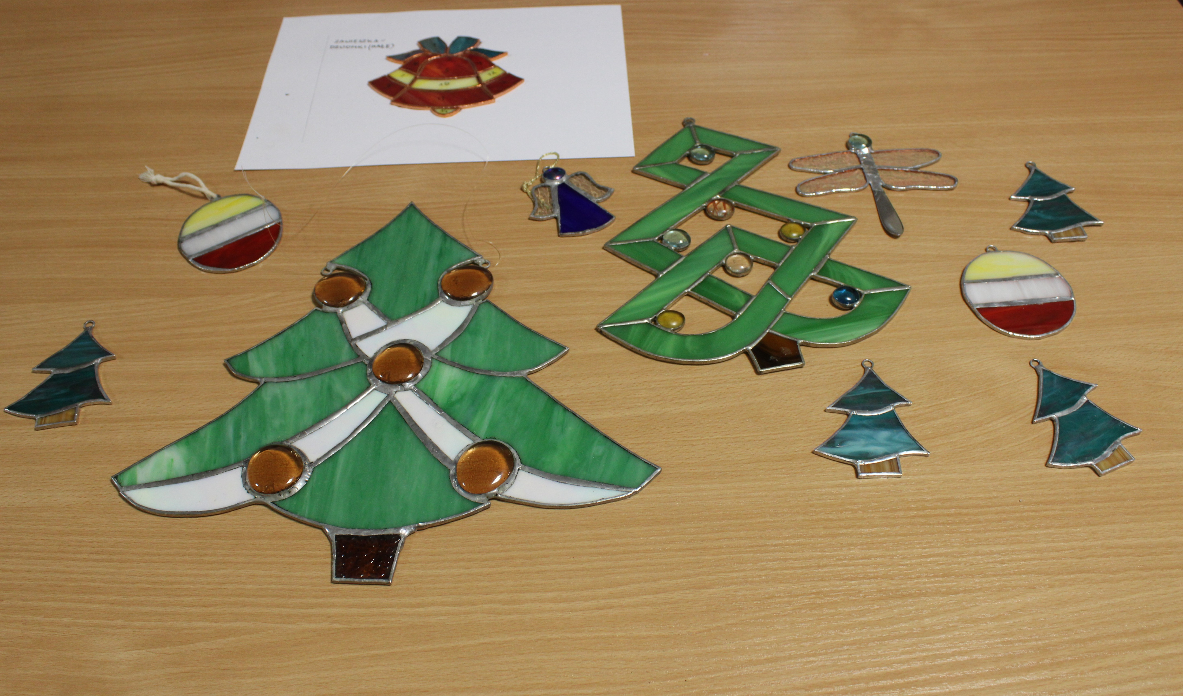 KOLOROWE ŚWIĘTA W WITRAŻU – MIĘDZYPOKOLENIOWE TWORZENIE OZDÓB!