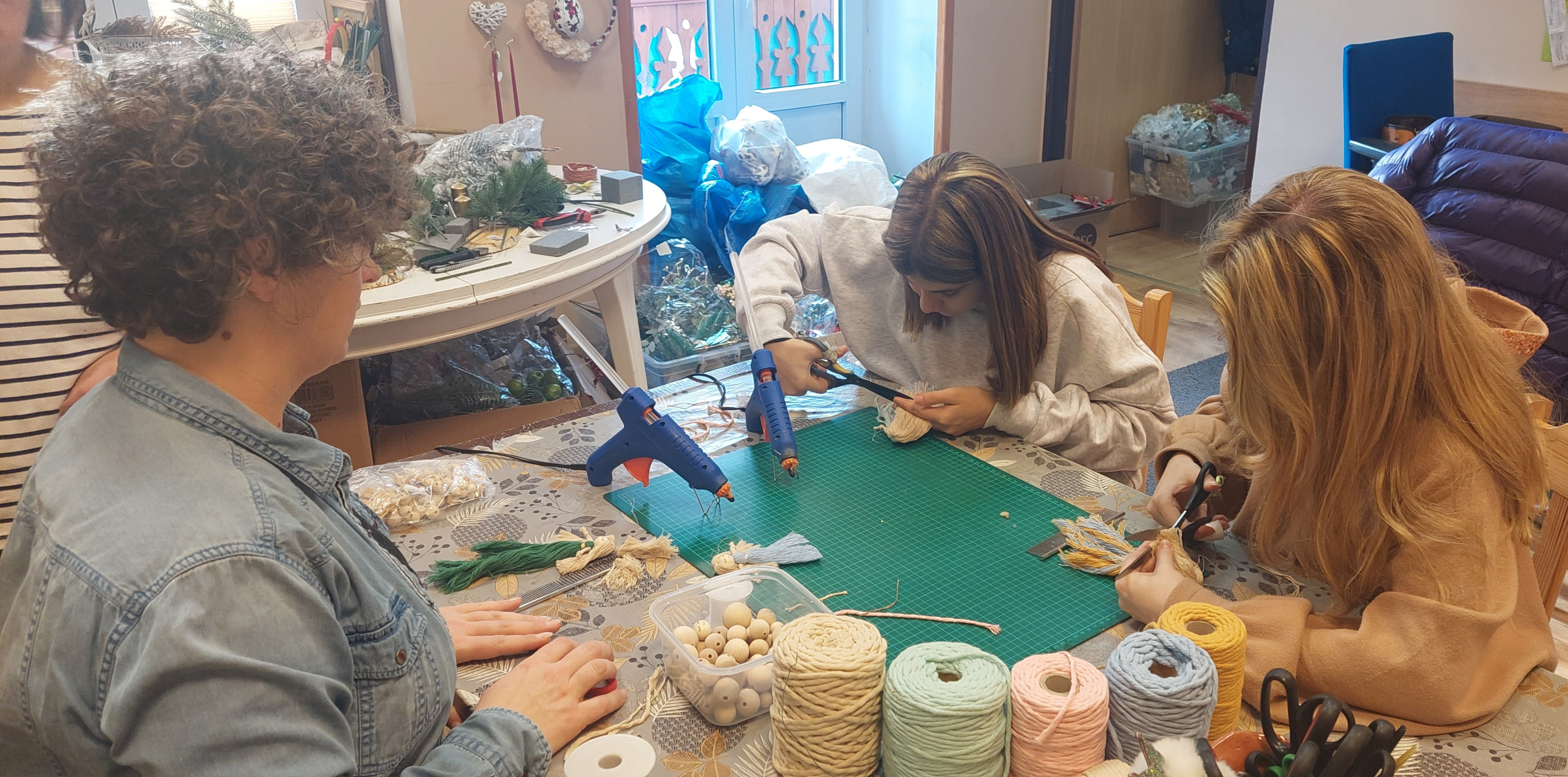 🌿 „SZNURKI, SERCE I WSPÓLNA RADOŚĆ” – TWORZYMY MAKRAMY Z OKAZJI  MIĘDZYNARODOWEGO DNIA OSÓB NIEPEŁNOSPRAWNYCHI! 🌿