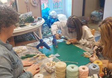 🌿 „SZNURKI, SERCE I WSPÓLNA RADOŚĆ” – TWORZYMY MAKRAMY Z OKAZJI  MIĘDZYNARODOWEGO DNIA OSÓB NIEPEŁNOSPRAWNYCHI! 🌿