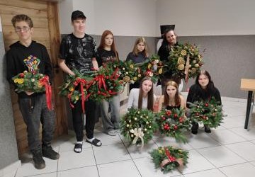 ŚWIĄTECZNA MAGIA W WIANKACH ZAKLĘTA – KREATYWNE WARSZTATY W CKIW OHP W SZCZAWNICY-JABŁONCE