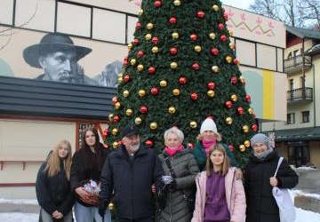 DROBNY GEST DLA BABCI I DZIADKA – „CIEPŁO OD MŁODYCH”