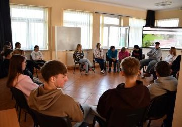 „PIĘKNI, BOGACI I ZAWSZE SZCZĘŚLIWI? – SOCIAL MEDIA A NASZA SAMOOCENA”